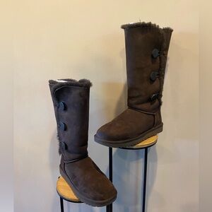 UGG Bailey Button Triplet II Chocolate color size 11